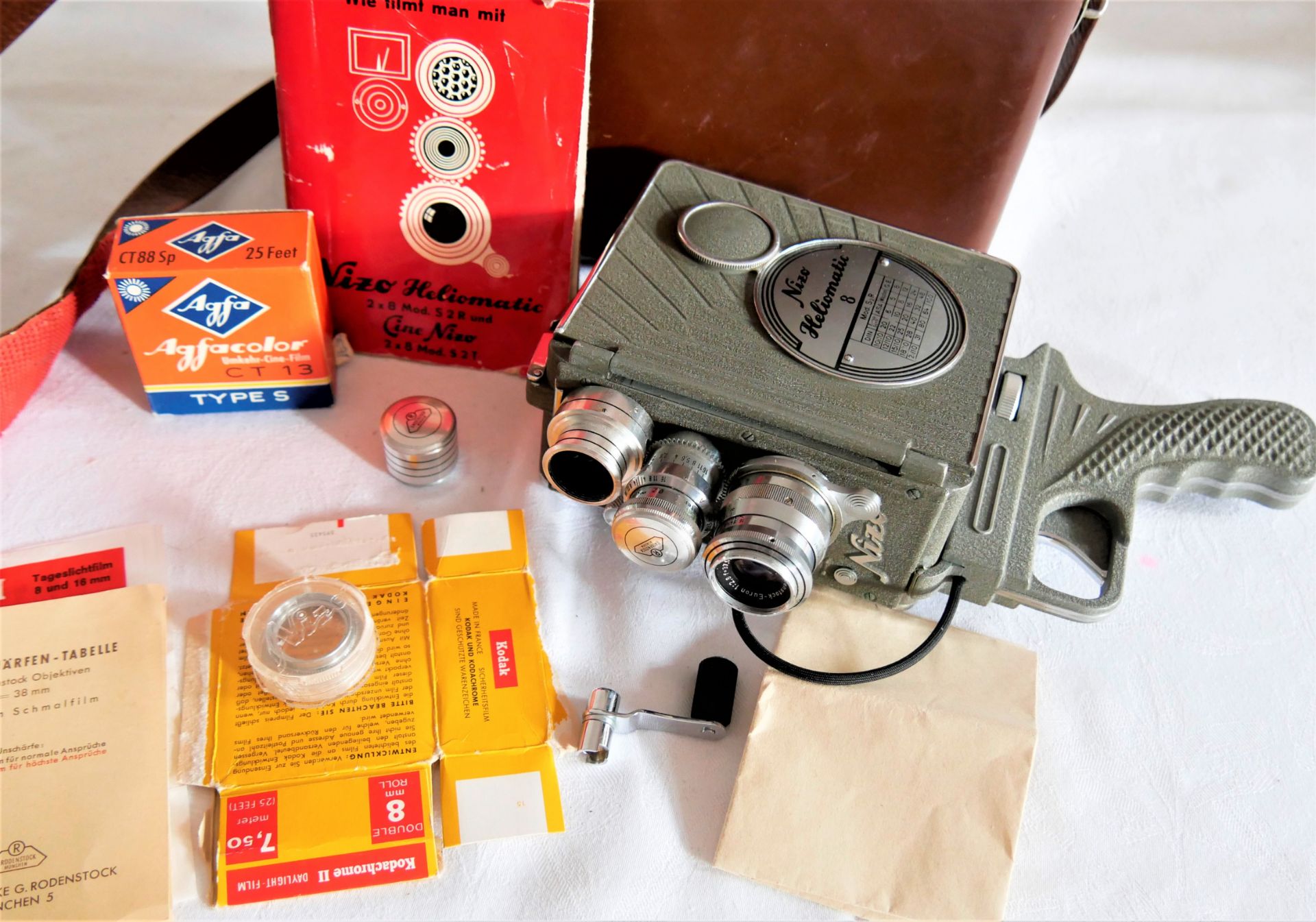 Kamera "Nizo Heliomatic 8", Modell S2R, im Original-Koffer, mit Zubehör, guter Zustand.