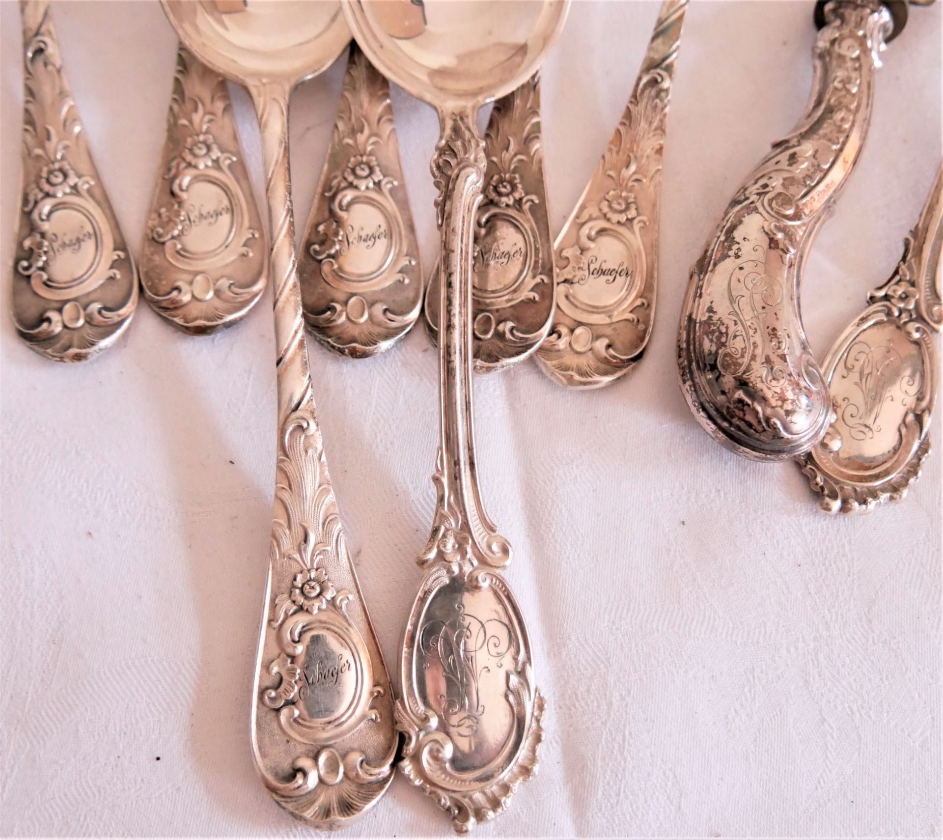 Lot Silberbesteck, 800er Silber. Bestehend aus 1 Gabel mit Messer, sowie 7 Esslöffeln. Gesamtgewicht - Image 3 of 6