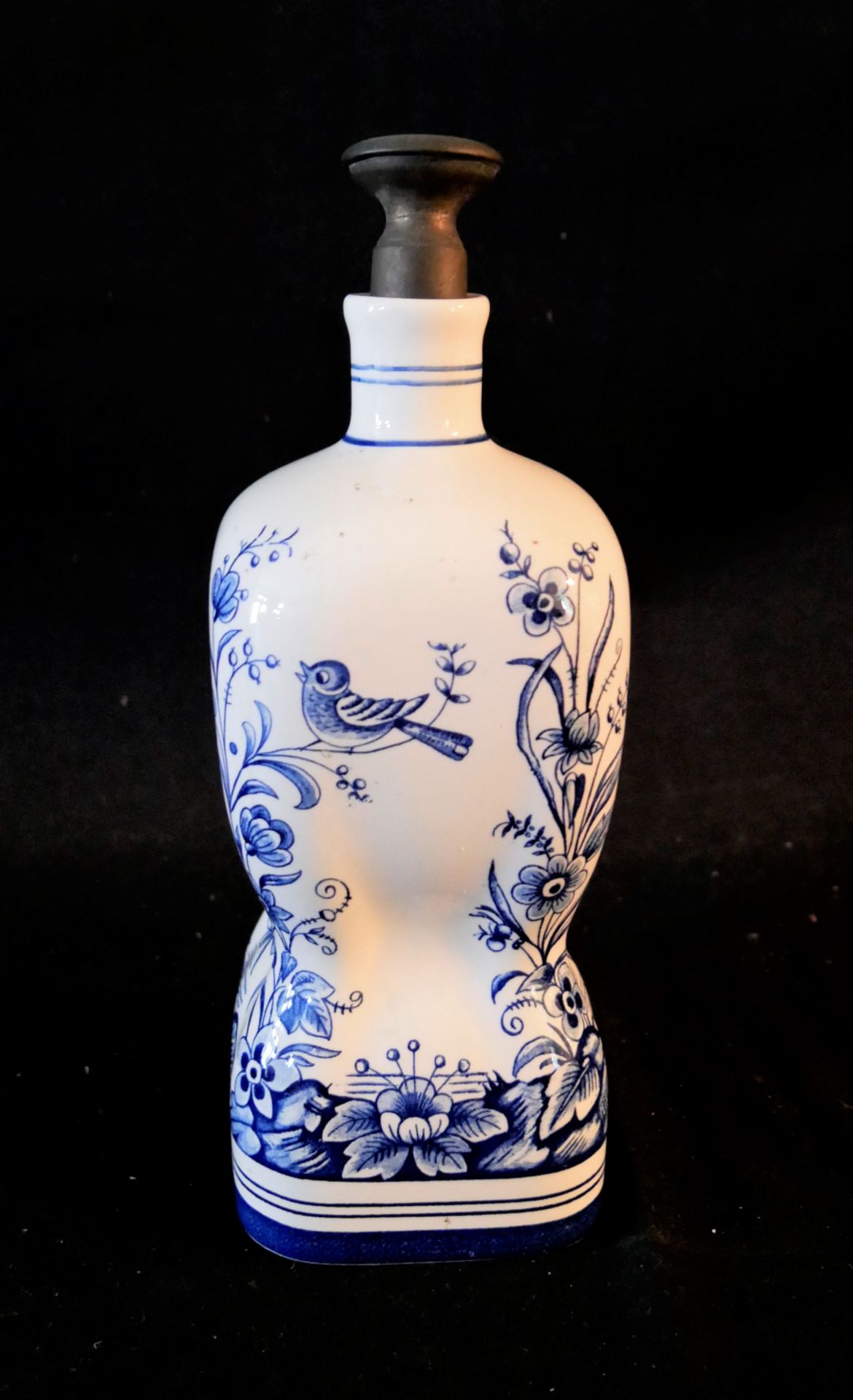 Wächtersbach Keramik-Flasche mit Metallstöpsel. Höhe ca. 23 cm. Form Nr. 07. Guter Zustand.