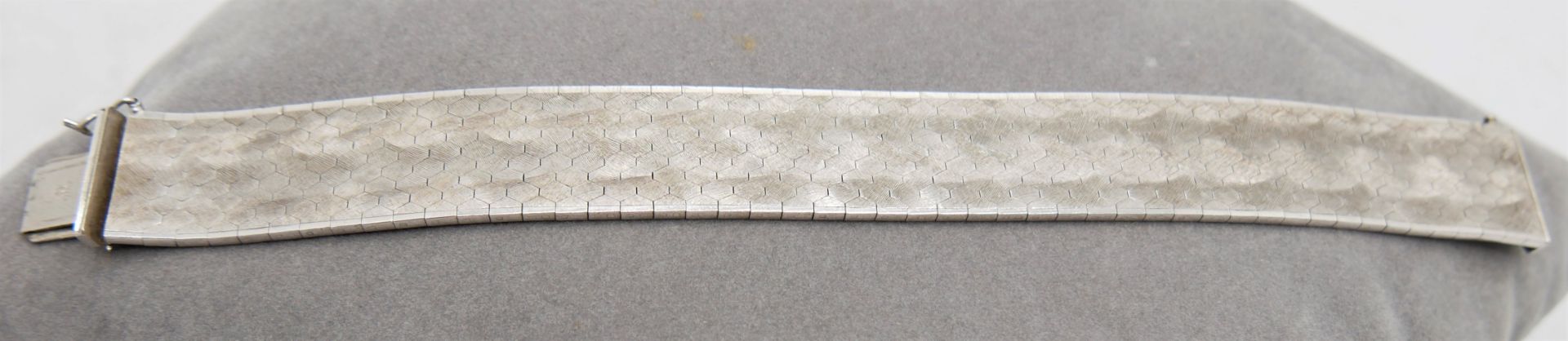Breites Silberarmband, 835er Silber. Länge ca. 19 cm, Breite ca. 2 cm - Bild 3 aus 4