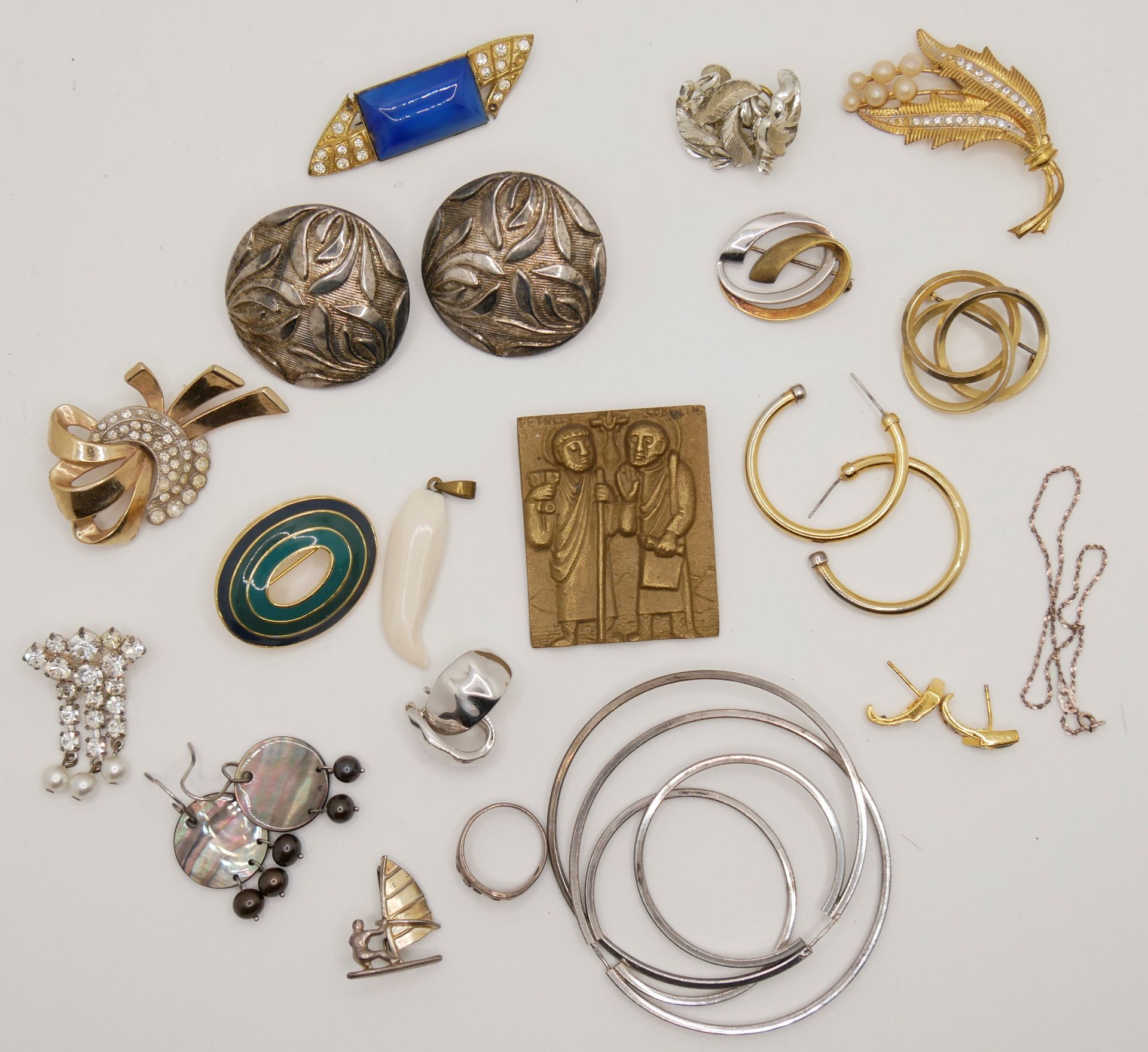 Lot Modeschmuck, dabei Broschen, Ohrringe, etc.