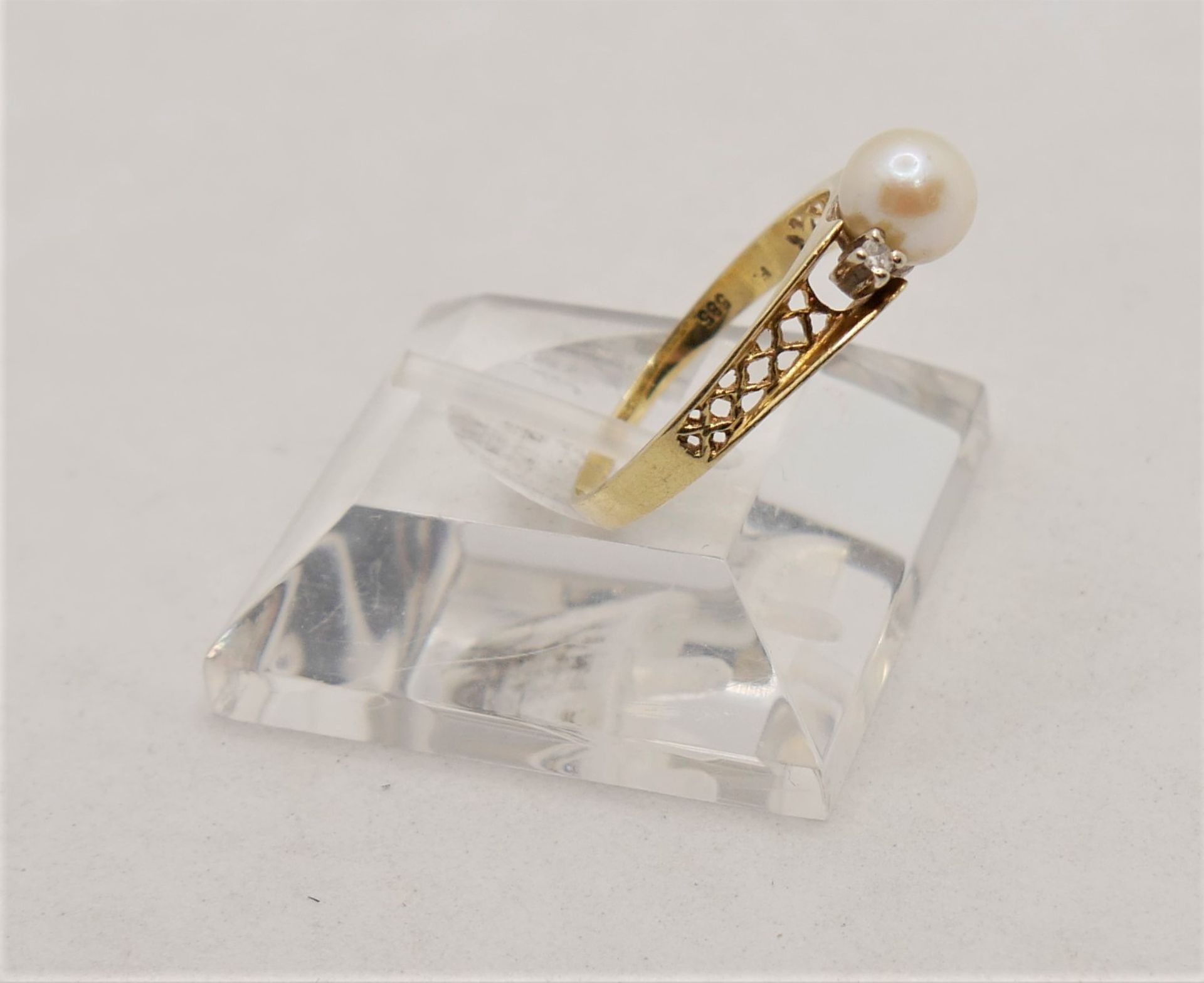 Damenring, 585er Gelbgold, besetzt mit einer Perle sowie 2 Brillianten. Ringgröße 60,5 - Bild 2 aus 3