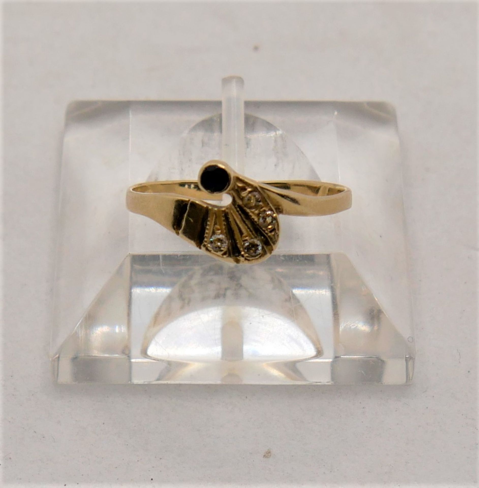 Damenring, 14 ct Gelbgold, mit kleinem Saphir sowie Diamantsplitter. Ringgröße 58