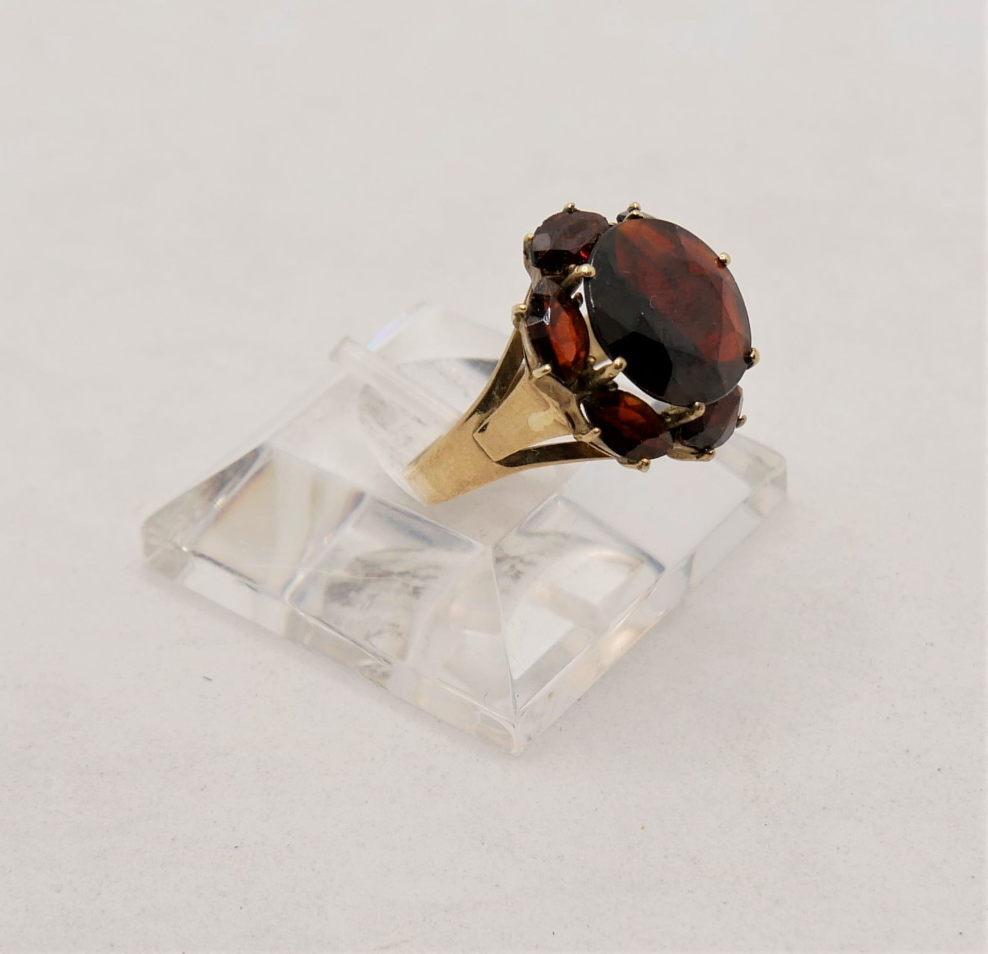 Damenring, 333er Gelbgold, Blütenring mit Granaten besetzt. Ringgröße 57 - Bild 4 aus 4