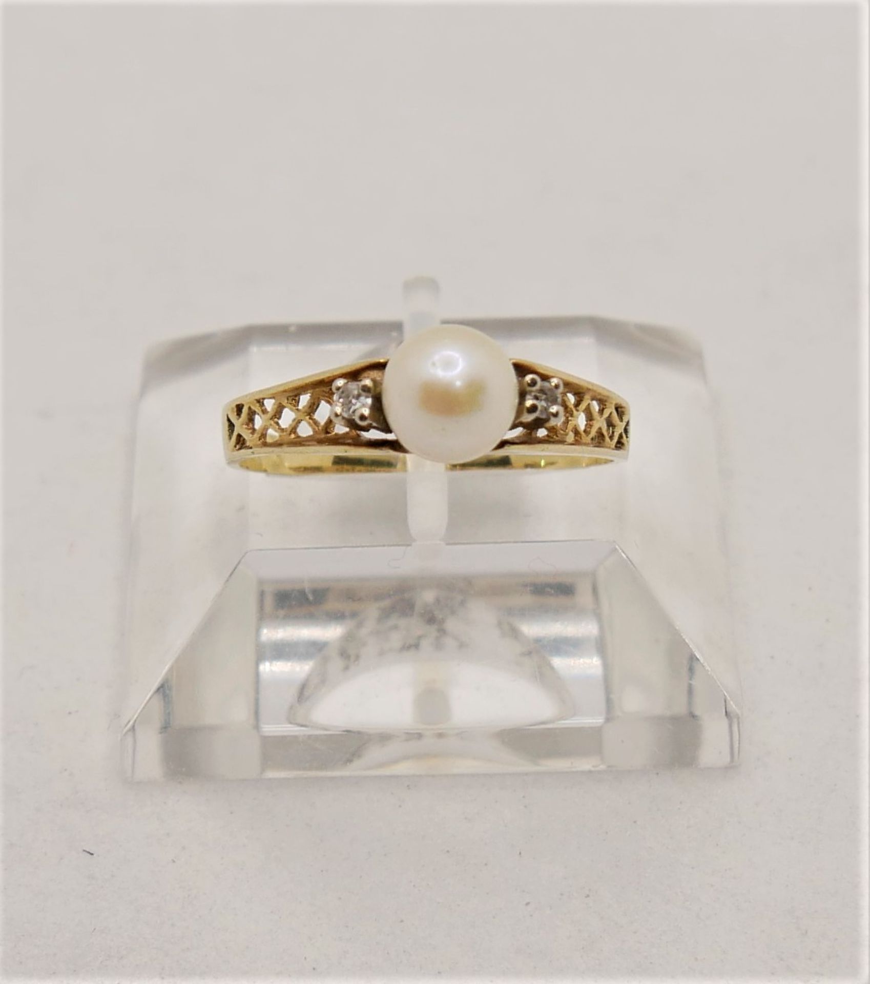 Damenring, 585er Gelbgold, besetzt mit einer Perle sowie 2 Brillianten. Ringgröße 60,5