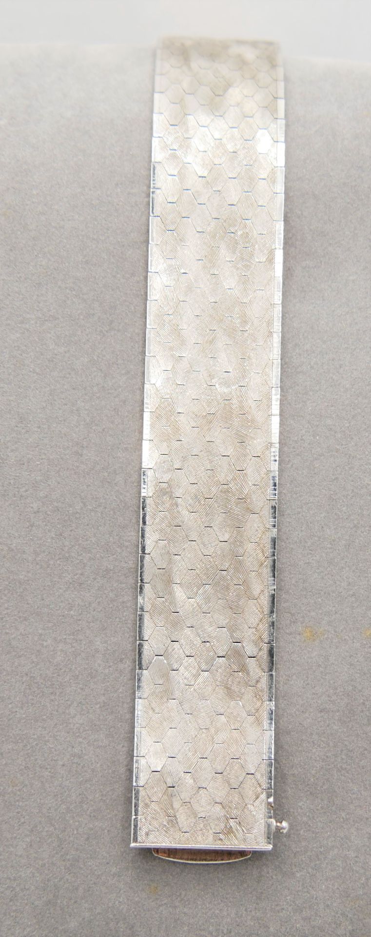 Breites Silberarmband, 835er Silber. Länge ca. 19 cm, Breite ca. 2 cm - Bild 4 aus 4