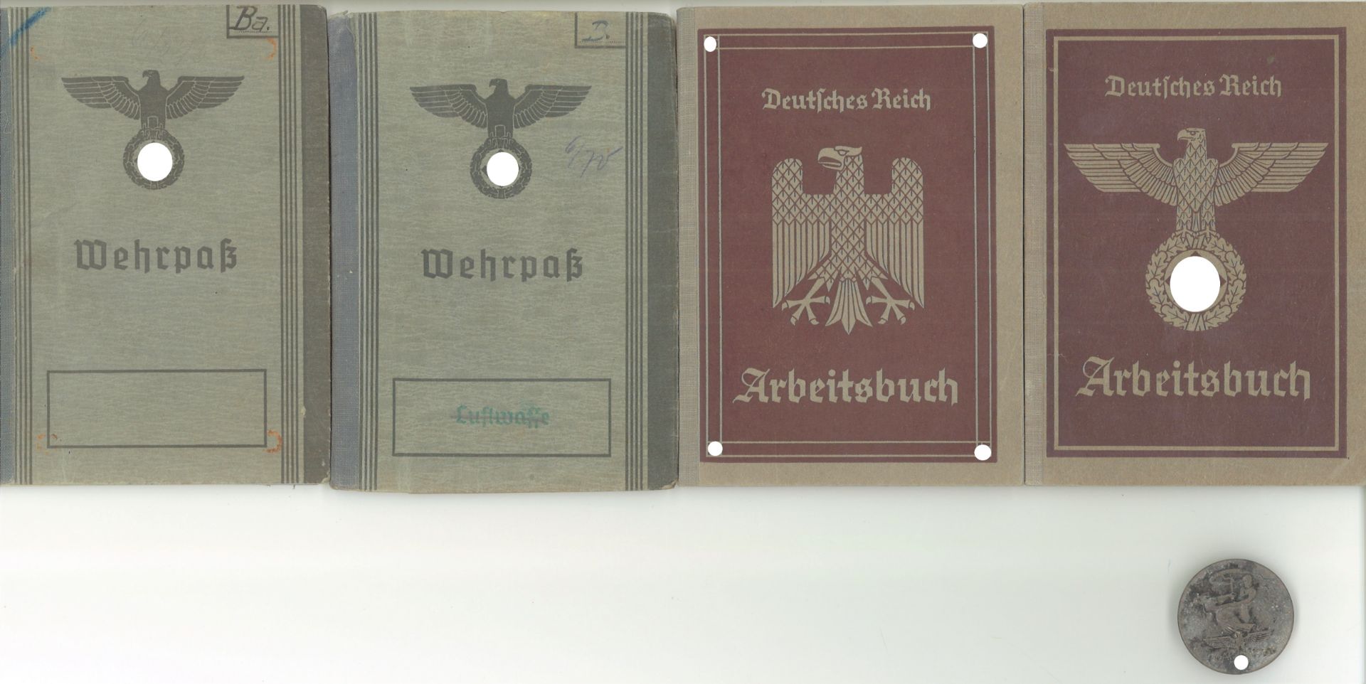 Lot 3. Reich, dabei 2 Arbeitsbücher, 2x Wehrpaß, sowie 1 Abzeichen.