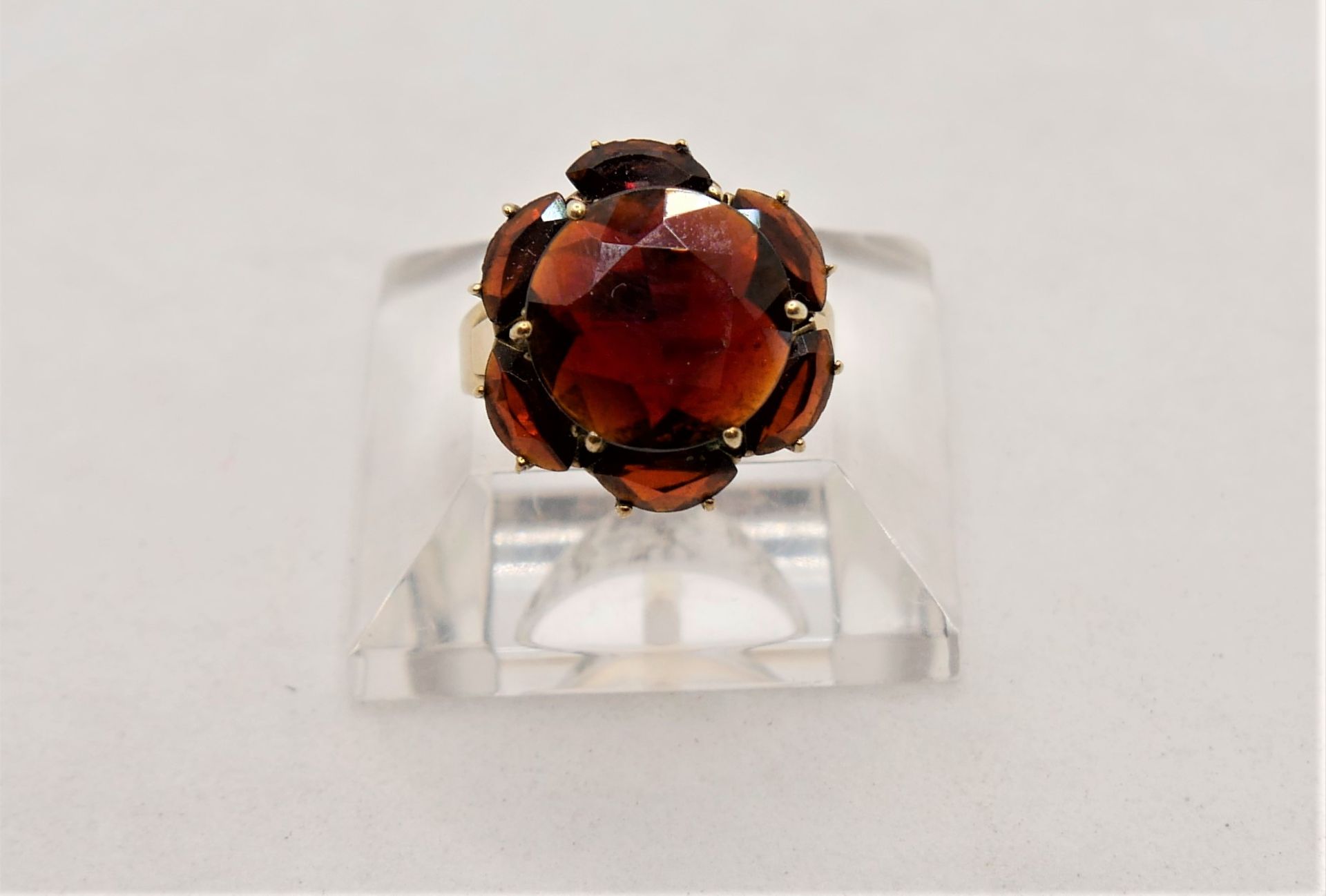 Damenring, 333er Gelbgold, Blütenring mit Granaten besetzt. Ringgröße 57 - Bild 3 aus 4