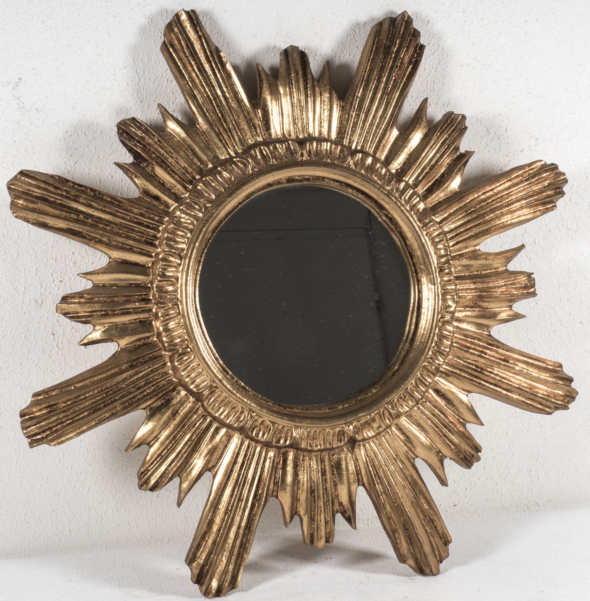 Sonnen - Spiegel, Holzrahmen mit Goldstaffage. Durchmesser: ca. 41 cm.