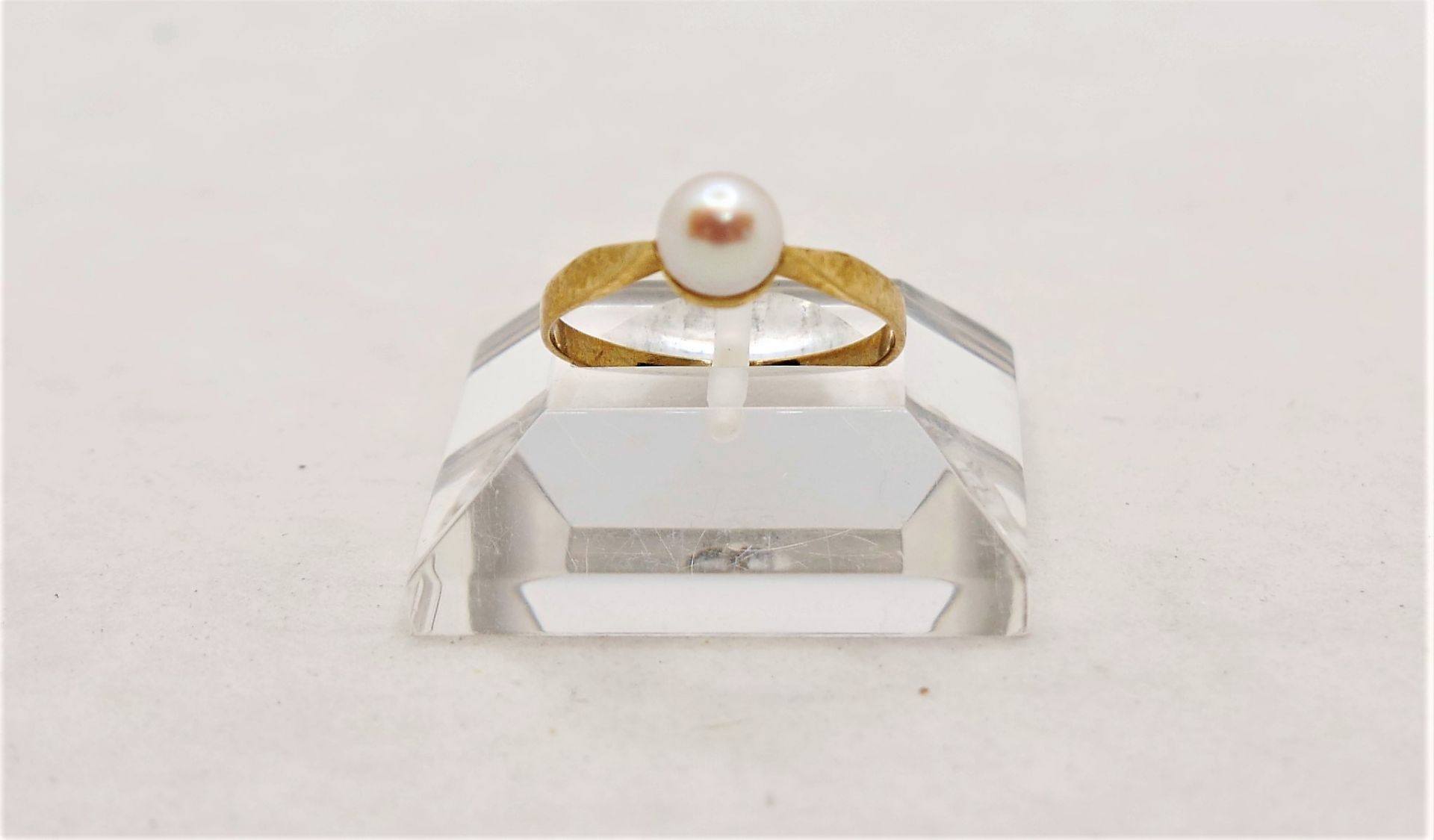 Damenring, 333er Gelbgold, besetzt mit einer Perle. Ringgröße 57