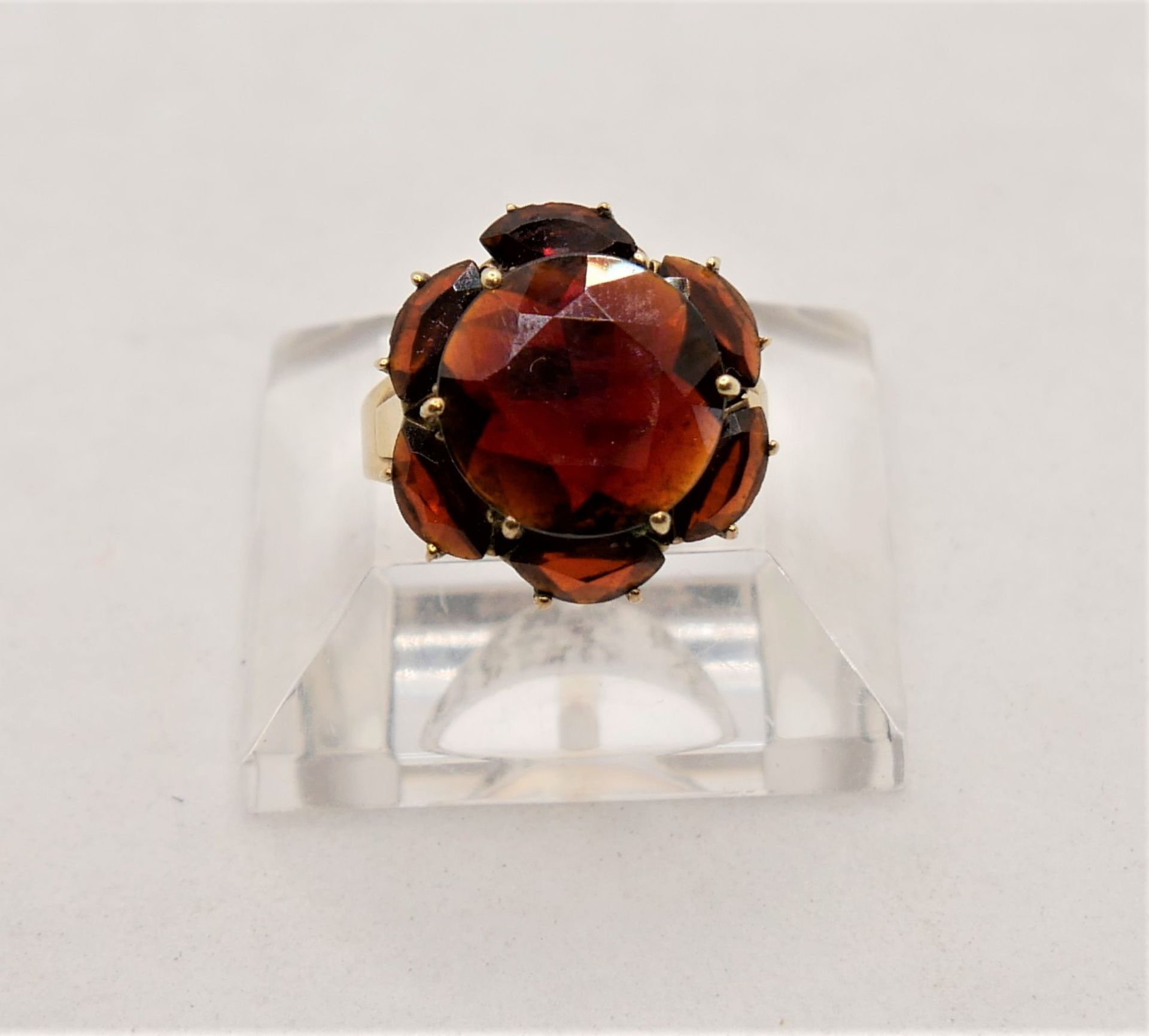 Damenring, 333er Gelbgold, Blütenring mit Granaten besetzt. Ringgröße 57