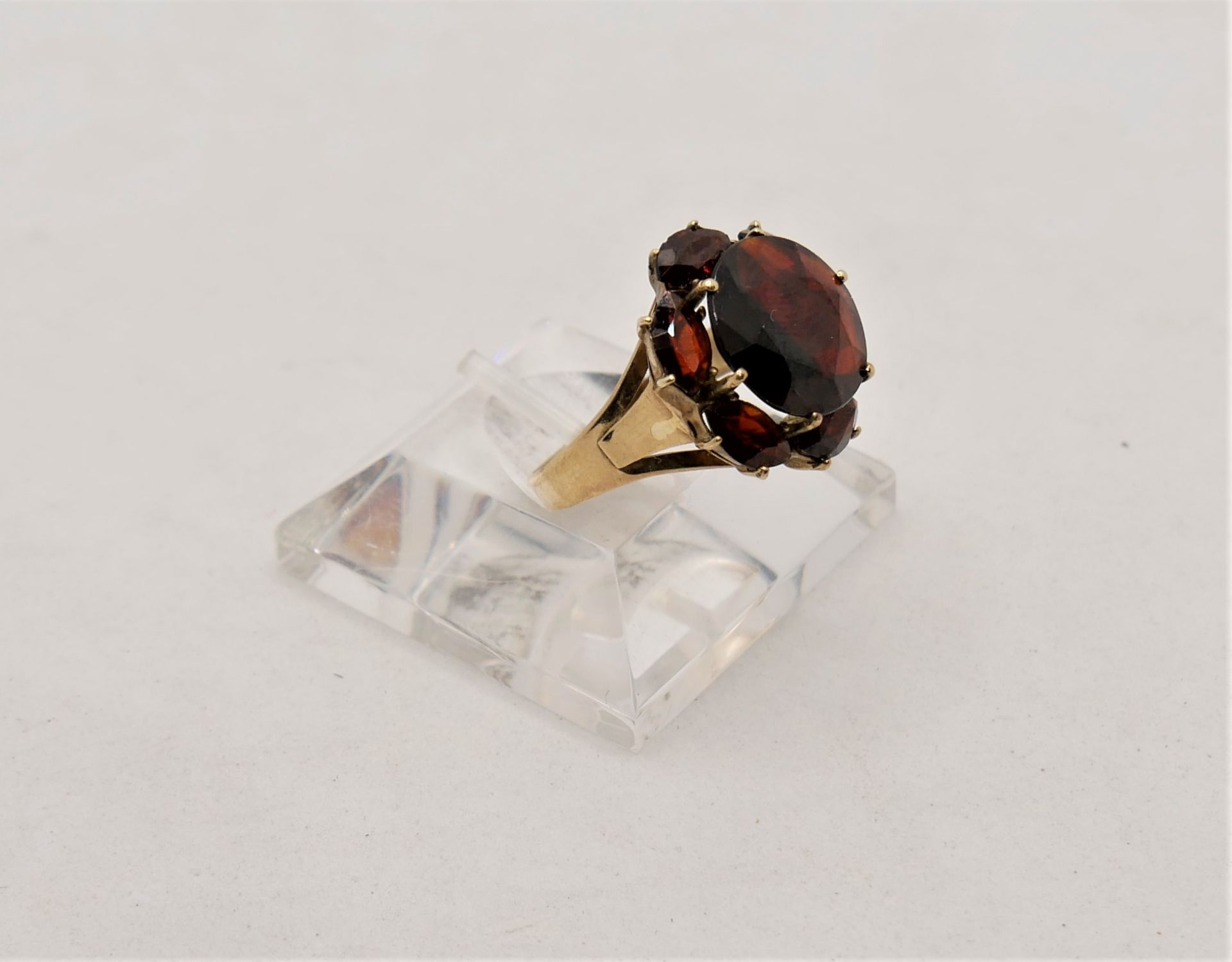 Damenring, 333er Gelbgold, Blütenring mit Granaten besetzt. Ringgröße 57 - Bild 2 aus 4