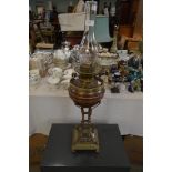 VICTORIAN COPPER AND BRASS PARAFFIN BURNING LAMP IN THE AESTHETIC TASTE WITH CLEAR GLASS FONT