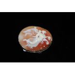 9CT GOLD MOUNTED OVAL SHAPED CAMEO BROOCH DEPICTING CLASSICAL MAIDEN AND PUTTI HOLDING FLAMING