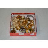 COLLECTION OF ASSORTED COSTUME JEWELLERY TO INCLUDE NECKLACES, BROOCHES, WHITE METAL WRIST WATCH