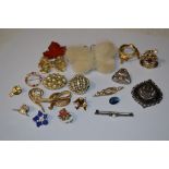 COLLECTION OF ASSORTED COSTUME JEWELLERY, BROOCHES, ETC, WHITE METAL CELTIC FORM SCARF RING, BURMESE