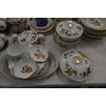 COLLECTION OF ASSORTED ROYAL WORCESTER EVESHAM PATTERNED TABLEWARE