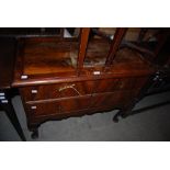 18/19TH CENTURY WALNUT LOW BOY FITTED WITH FOUR SMALL DRAWERS ON CABRIOLE SUPPORTS WITH PAD FEET