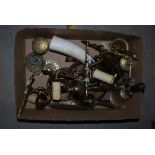 BOX OF ASSORTED BRASSWARE TO INCLUDE BELL PESTLE AND MORTAR GRINDER, WALL LIGHTS, HORSE BRASSES,