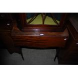 GEORGE III MAHOGANY PEMBROKE TABLE WITH SHAPED EDGE OVER SINGLE END DRAWER RAISED ON REEDED