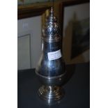 A LARGE CHESTER SILVER SUGAR CASTER, 5.5 TROY OZS.