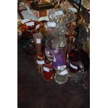 GROUP OF ASSORTED GLASSWARE TO INCLUDE RED AND GREEN TINTED MDINA GLASS VASE, AMBER TINTED HEXAGONAL