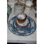 GROUP OF CHINESE PORCELAIN TO INCLUDE TWO PAIRS OF ASSORTED TEA BOWLS AND SAUCERS, A BLUE AND