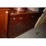 A LATE VICTORIAN MAHOGANY SIDEBOARD WITH THREE FRIEZE DRAWERS AND THREE CUPBOARD DOORS