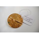 A YELLOW METAL CIRCULAR DARTBOARD FORM BROOCH, STAMPED '18K', GROSS WEIGHT 8.9 GRAMS.