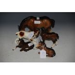 A GROUP OF BESWICK FIGURES TO INCLUDE BROWN AND WHITE SPANIEL AND FOUR ASSORTED HORSE FIGURES