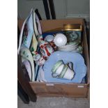 BOX OF ASSORTED CERAMICS AND A BRASS CASED MANTEL CLOCK, BRASS CRUMB SCOOP.