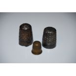 THREE ASSORTED THIMBLES TO INCLUDE A CHESTER SILVER EXAMPLE BY CHARLES HORNER, AND TWO OTHERS.