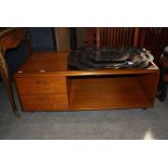 A MID 20TH CENTURY TEAK AND GLASS COFFEE TABLE, FITTED TO ONE SIDE WITH TWO DRAWERS, THE OTHER