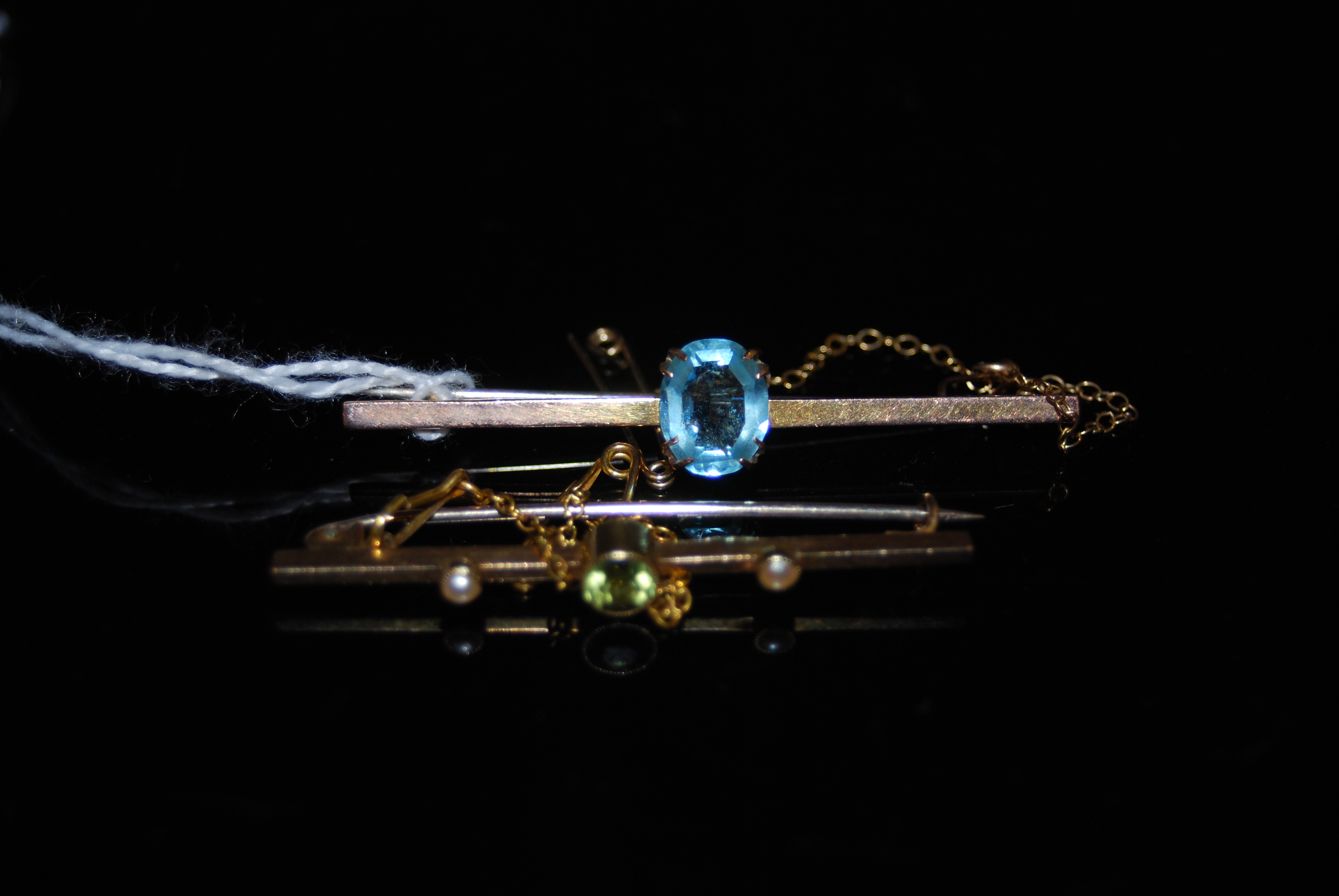YELLOW METAL BAR BROOCH CENTRED WITH FACET CUT AQUAMARINE TYPE STONE, STAMPED 9CT, TOGETHER WITH A