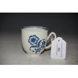 AN 18TH CENTURY ENGLISH PORCELAIN BLUE AND WHITE COFFEE CUP, PROBABLY WORCESTER