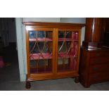AN EARLY 20TH CENTURY MAHOGANY BOOKCASE WITH DENTAL FRIEZE, ASTRAGAL GLAZED CUPBOARD DOORS