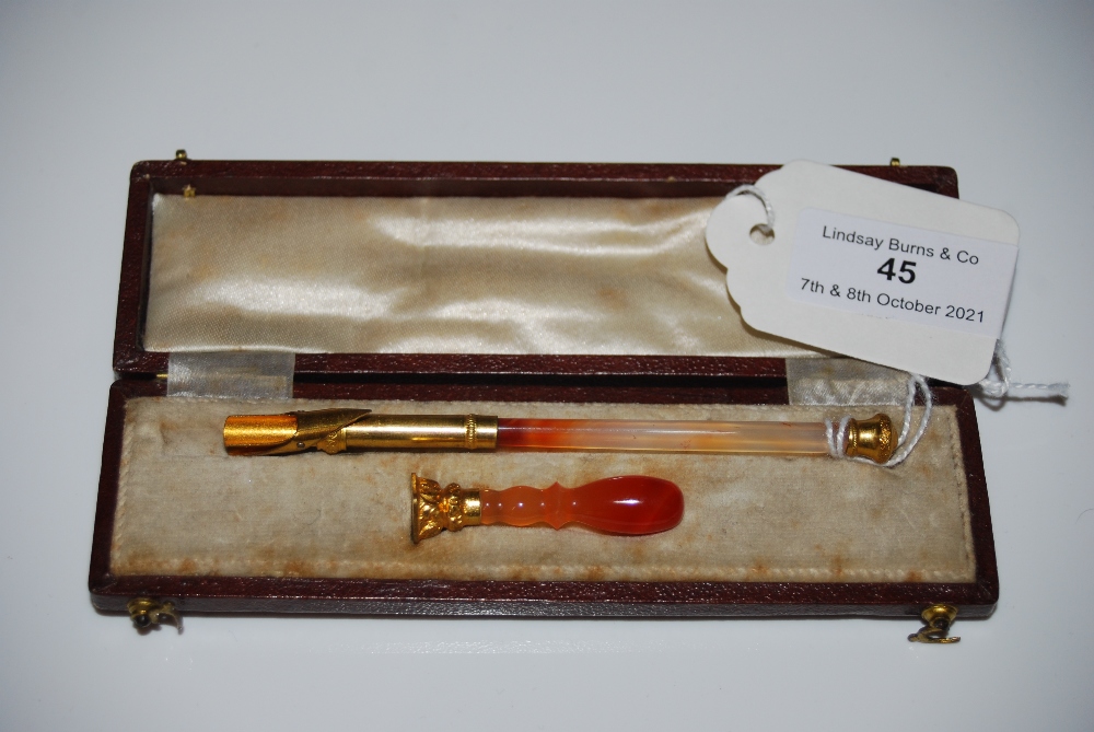 A YELLOW METAL MOUNTED AGATE INK PEN AND MATCHING SEAL STAMP WITH BLANK MATRIX IN ORIGINAL FITTED