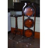 A GEORGE III STYLE REPRODUCTION MAHOGANY TRIPOD OCCASIONAL TABLE TOGETHER WITH A THREE TIER