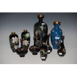 A COLLECTION OF JAPANESE CLOISONNE ENAMELWARE TO INCLUDE A PAIR OF BOTTLE VASES DECORATED WITH