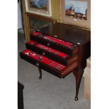 A MAHOGANY CASED ELECTROPLATED CANTEEN OF CUTLERY AND FLATWARE, ELKINGTON PLATE