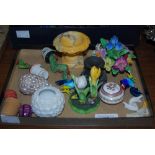 A GROUP OF MINIATURE CERAMIC AND GLASS ITEMS TO INCLUDE TWO MURANO STYLE COCKERELS, TWO MURANO STYLE