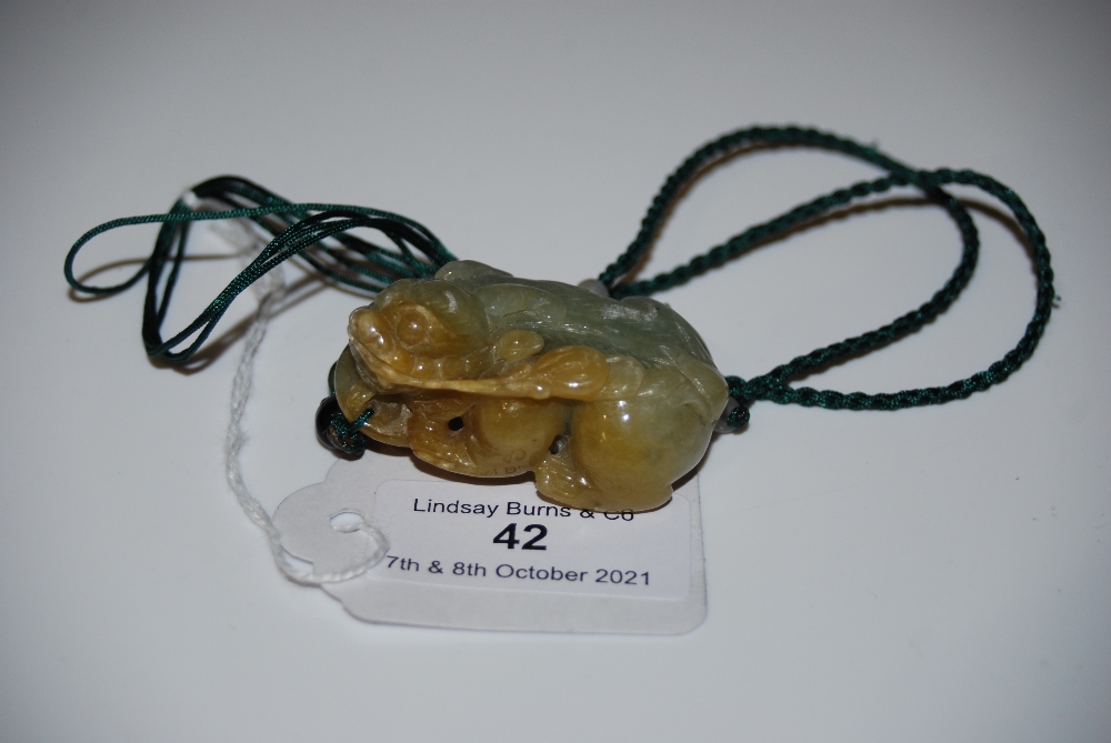 CHINESE JADE PENDANT IN THE FORM A RECUMBANT SHI SHI DOG