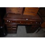 AN EARLY 20TH CENTURY OAK AND WALNUT PEDESTAL DESK, TWO LONG DRAWERS TO THE TOP SUPPORTED BY