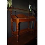 AN EARLY 20TH CENTURY BLONDE MAHOGANY WASH STAND WITH SINGLE RAIL GALLERY TO THE BACK AND A LOWER