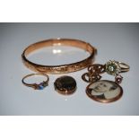 A COLLECTION OF JEWELLERY TO INCLUDE A 9CT GOLD BANGLE, 9CT GOLD EARRING, 9CT GOLD AND PASTE SET