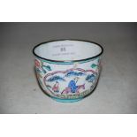 A CHINESE CANTON ENAMEL TEA BOWL, QING DYNASTY, DECORATED WITH OVAL SHAPED PANELS ENCLOSING