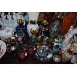 A LARGE COLLECTION OF CHINESE CLOISONNE ITEMS INCLUDING VASES, BOWLS ETC