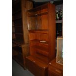 A G-PLAN TEAK SIDE CABINET FITTED WITH SINGLE FRIEZE DRAWER AND THREE CUPBOARD DOORS TOGETHER WITH A