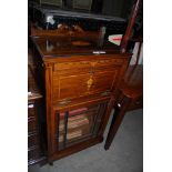 AN EARLY 20TH CENTURY INLAID ROSEWOOD MUSIC STAND IN THE SHERATON STYLE, THE TOP WITH GALLERY, THE