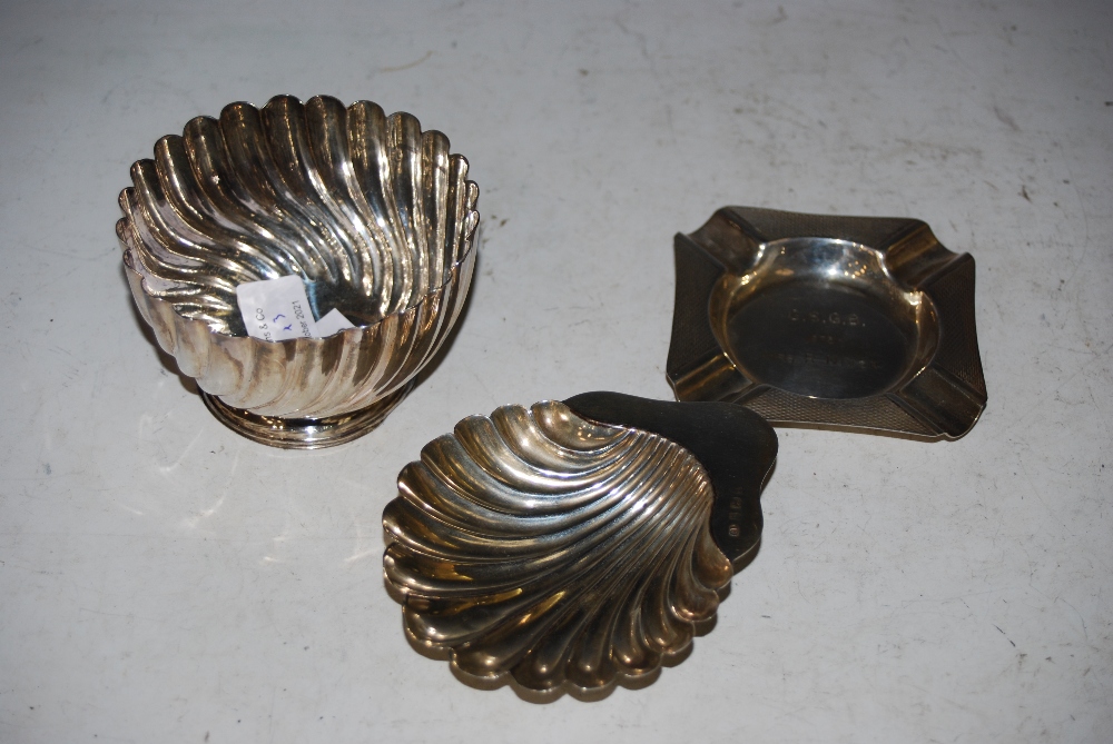 COLLECTION OF SILVER TO INCLUDE EDINBURGH SILVER GADROONED BOWL, BIRMINGHAM SILVER SHELL-SHAPED